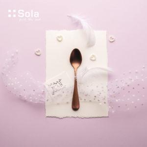 Farebné a gravírované lyžičky Sola